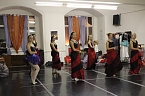 Die Eleven des Tanzstudios Radeva &uuml;ben die "Schneek&ouml;nigin" ein (Foto: Angelo Glashagel)