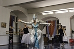Die Eleven des Tanzstudios Radeva &uuml;ben die "Schneek&ouml;nigin" ein (Foto: Angelo Glashagel)