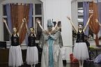 Die Eleven des Tanzstudios Radeva &uuml;ben die "Schneek&ouml;nigin" ein (Foto: Angelo Glashagel)