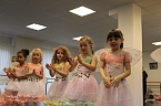Die Eleven des Tanzstudios Radeva &uuml;ben die "Schneek&ouml;nigin" ein (Foto: Angelo Glashagel)
