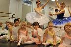 Die Eleven des Tanzstudios Radeva &uuml;ben die "Schneek&ouml;nigin" ein (Foto: Angelo Glashagel)