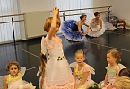 Die Eleven des Tanzstudios Radeva &uuml;ben die "Schneek&ouml;nigin" ein (Foto: Angelo Glashagel)