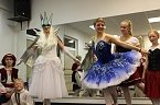 Die Eleven des Tanzstudios Radeva &uuml;ben die "Schneek&ouml;nigin" ein (Foto: Angelo Glashagel)