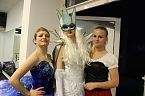 Die Eleven des Tanzstudios Radeva &uuml;ben die "Schneek&ouml;nigin" ein (Foto: Angelo Glashagel)