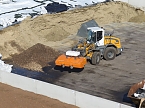 Besuch der Anlage: Siloboden wird gereinigt (Foto: nnz)