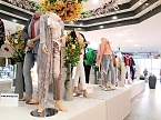 Fr&uuml;hlingsschmuck und Fr&uuml;hlingsmode in der S&uuml;dharzgalerie (Foto: Peter Blei)