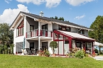 Massives Holzhaus in drei Tagen gebaut (Foto: "esendo.de")