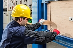 Auf dem Pr&uuml;fstand wird getestet, wie gut die Riegel und Schl&ouml;sser Einbruchsversuchen mit Werkzeug trotzen. (Foto: Stiftung Warentest)