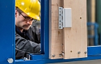 Auf dem Pr&uuml;fstand wird getestet, wie gut die Riegel und Schl&ouml;sser Einbruchsversuchen mit Werkzeug trotzen. (Foto: Stiftung Warentest)