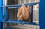 Ein Sandsack simuliert den Einbruch mit Schulterkraft. (Foto: Stiftung Warentest)