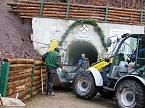 Flei&szlig;ige Helfer in der langen Wand (Foto: L. Schubert)