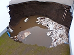 Treffen am Erdfall (Foto: nnz)