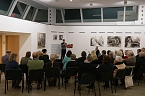 Roter Faden in der Galerie in der Kreissparkasse Nordhausen (Foto: nnz) Roter Faden in der Galerie in der Kreissparkasse Nordhausen (Foto: nnz)