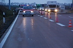 Der Verkehr musste am verunreinigten Stra&szlig;enabschnitt vorbeigeleitet werden, ohne neue Probleme- etwa mit einem Stau - heraufzubeschw&ouml;ren. Es gelang hier. (Foto: Jochen Miche)