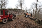 Voller Arbeitseinsatz &uuml;ber Ilfeld - gut 40 Personen waren heute auf dem Burgberg &uuml;ber der Stadt aktiv (Foto: Angelo Glashagel/Kathleen Hahenmann)