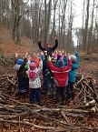 Klasse Wald!: Auch ohne Schnee: Viel Spaß im Winterwald – hier erleben die Kinder mit Projektleiterin Jana Henning-Jacob spielerisch, was ein Eichhörnchen alles tun muss, damit es den Winter überlebt. (Foto: privat) Klasse Wald!: Auch ohne Schnee: Viel Spaß im Winterwald – hier erleben die Kinder mit Projektleiterin Jana Henning-Jacob spielerisch, was ein Eichhörnchen alles tun muss, damit es den Winter überlebt. (Foto: privat)