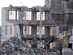 Abendlicht in der Ruine - Drei Steiff wird abgerissen (Foto: Peter Blei)