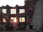 Abendlicht in der Ruine - Drei Steiff wird abgerissen (Foto: Peter Blei)