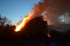 Osterfeuer in Buchholz (Foto: H. Michel) Osterfeuer in Buchholz (Foto: H. Michel)