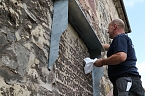 Am Rathaus wurde eine einfache L&ouml;sung gefunden die alten Steintafeln zu sichern (Foto: Michael Garke)