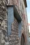 Am Rathaus wurde eine einfache L&ouml;sung gefunden die alten Steintafeln zu sichern (Foto: Michael Garke)