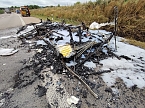 Bild: Wohnwagen brannte auf der Autobahn (Foto: Feuerwehr Grosswechsungen)
