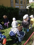 Bild: Freude an Blumen entwickeln die kleinen G&auml;rtner (Foto: Sylvia Kirhacz)