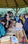 Basteltag am Scheunenhof (Foto: Landschaftspflegeverband S&uuml;dharz/Kyffh&auml;user)