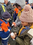 Auch die Pfadfinder der Adventjugend "Die Nordh&auml;user Grash&uuml;pfer" geben das Licht weiter (Foto: Doris Lange)