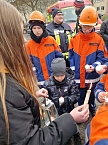 Auch die Pfadfinder der Adventjugend "Die Nordh&auml;user Grash&uuml;pfer" geben das Licht weiter (Foto: Doris Lange)