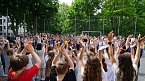 Mit einem kleinen Programm haben die M&auml;dchen und Jungen der K&auml;the-Kollwitz-Grundschule die neuen Hortcontainer eingeweiht. (Foto: ssc)