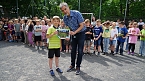 Oberb&uuml;rgermeister Kai Buchmann erhielt von den Kindern ein Foto wie der neue Bolzplatz aussehen soll. (Foto: ssc)