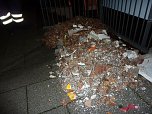 Glutnest in Laub und Unrat (Foto: Berufsfeuerwehr)