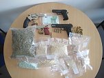 Drogen und Waffen gefunden (Foto: Polizei) Drogen und Waffen gefunden (Foto: Polizei)