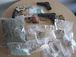 Drogen und Waffen gefunden (Foto: Polizei) Drogen und Waffen gefunden (Foto: Polizei)