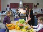 Die Kinder bereiten landestypische Speisen zu (Foto: privat) Die Kinder bereiten landestypische Speisen zu (Foto: privat)