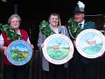 Schützenfest: Von links: Altkönigin Barbara Heinemann, Schützenkönigin Sylvia Felber, Schützenkönig Winfried Engler (Foto: privat) Schützenfest: Von links: Altkönigin Barbara Heinemann, Schützenkönigin Sylvia Felber, Schützenkönig Winfried Engler (Foto: privat)