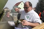 Manfred Handke und Roswitha Knopf sowie Henry Spannaus auf dem Traktor fuhren und reichten die schmackhafte Suppe aus (Foto: nnz) Manfred Handke und Roswitha Knopf sowie Henry Spannaus auf dem Traktor fuhren und reichten die schmackhafte Suppe aus (Foto: nnz)