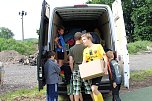 Jugendliche beim Ausladen des Transporters (Foto: privat)