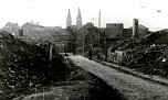 Dieses Bild entstand 1945 in der Blasiistra&szlig;e. Im Hintergrund sind die T&uuml;rme des Doms zu sehen, die gl&uuml;cklicherweise vom Bombenhagel verschont blieben. Sie sind der verbliebene Orientierungspunkt. (Foto: Archiv Fritz Schmalz)
