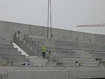 Montage der Trib&uuml;nenstufen (Foto: Universalbeton Heringen)