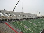 Montage der Trib&uuml;nenstufen (Foto: Universalbeton Heringen)
