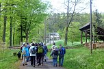 Die Teilnehmer auf dem Weg zum Kleinen Ehrenberg (Hintergrund), der dem Oberbecken weichen soll (Foto: Bodo Schwarzberg) Die Teilnehmer auf dem Weg zum Kleinen Ehrenberg (Hintergrund), der dem Oberbecken weichen soll (Foto: Bodo Schwarzberg)
