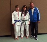 Nach der Siegerehrung : Anna-Lena Goetze, Melissa Turan und Trainer Waldemar Benndorf. (Foto: privat) Nach der Siegerehrung : Anna-Lena Goetze, Melissa Turan und Trainer Waldemar Benndorf. (Foto: privat)