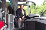 Seit 43 Jahren fährt Jochen Keilholz als Busfahrer unfallfrei durch die Lande. Er lernte europaweit viele Länder und Sehenswürdigkeiten kennen. (Foto: Kurt Frank) Seit 43 Jahren fährt Jochen Keilholz als Busfahrer unfallfrei durch die Lande. Er lernte europaweit viele Länder und Sehenswürdigkeiten kennen. (Foto: Kurt Frank)