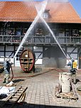 Historische Löschübungen im Tabakspeicher (Foto: Jürgen Rennebach) Historische Löschübungen im Tabakspeicher (Foto: Jürgen Rennebach)