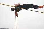 Stabhochsprung im Sommer (Foto: Uwe Tittel)