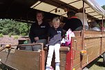 Ulrike Reuter mit Nichte Juni Schanz auf dem Kutschbock eines der Planwagen, die durch die Heide f&uuml;hrten. (Foto: Kurt Frank)