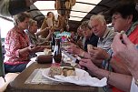 Allerlei Leckeres baumelte von der Decke des Planwagens herab. Auch Vereinsvorsitzer Herbert Weschcke (2.v. rechts) langte t&uuml;chtig zu. (Foto: Kurt Frank)