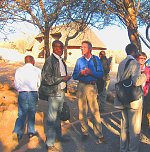 Professor Genske im Gespr&auml;ch auf der Exkursion in die Steppe Botsuanas (Foto: E.H.B. Hess-L&uuml;ttich)